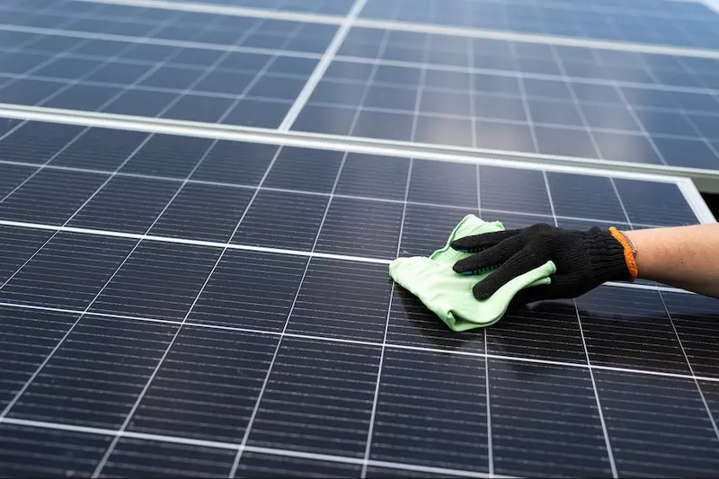 Hay que limpiar las placas solares